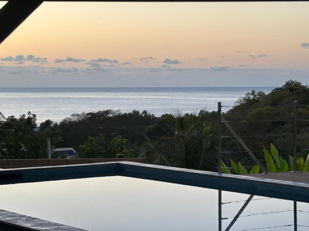 Location-5 suites-diamant-10 personnes- vue mer piscine soir